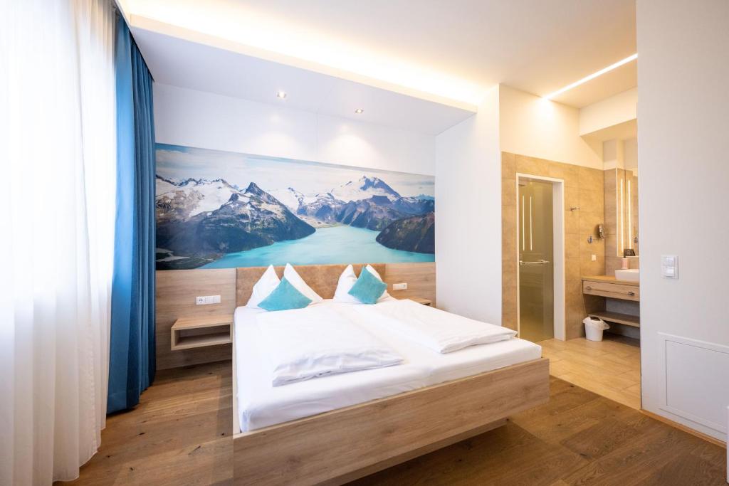 格拉茨PM-PremiumAPART Strassgang的一间卧室配有一张壁画床