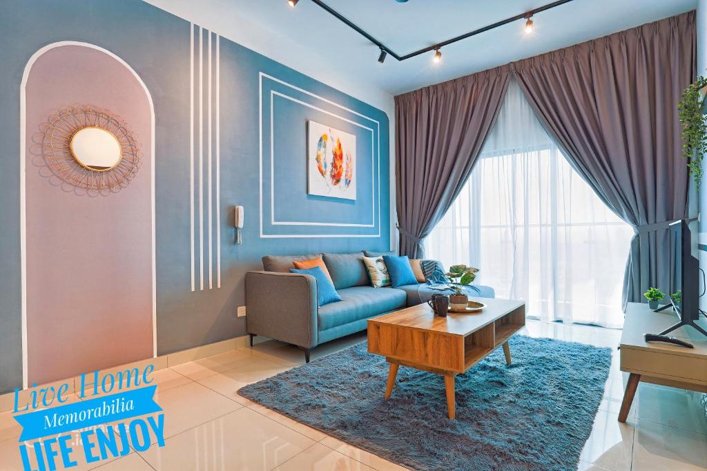 八打灵再也Elegant Homes 9Pax 5Bed Sunway Pyramid-Lagoon 2 Car Park的客厅配有蓝色的沙发和桌子