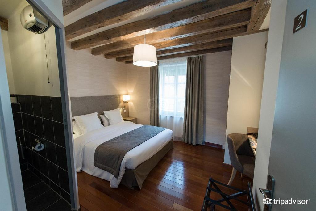 蒙利沃Relais de la Loire的酒店客房设有床和窗户。