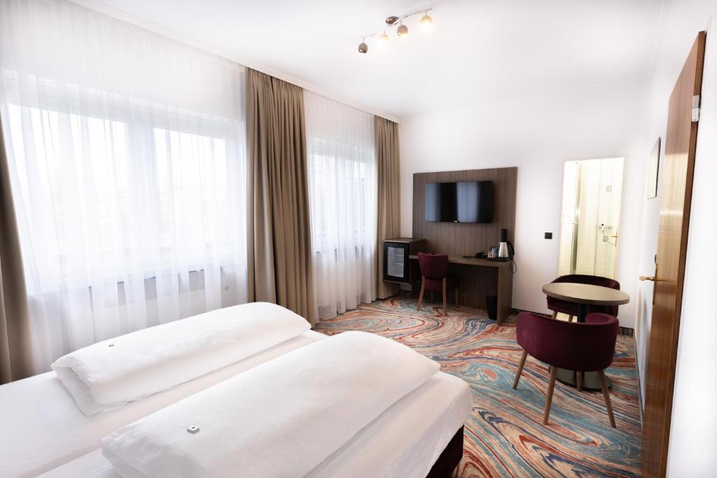 新明斯特菲兹拉弗酒店的酒店客房配有两张床和一张书桌