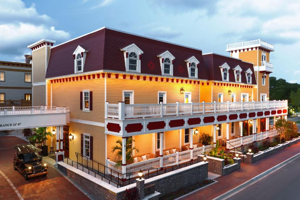 圣奥古斯丁Renaissance St. Augustine Historic Downtown Hotel的大型黄色建筑,屋顶有 ⁇ 