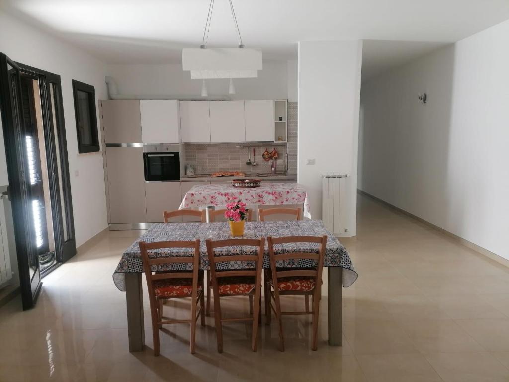 加拉蒂纳Albachiara的厨房以及带桌椅的用餐室。