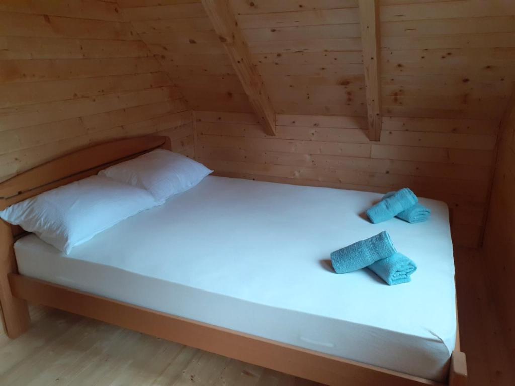 ZaovineVila Bella, Tara, Zaovinsko jezero的小木屋内的一张床位,配有两个枕头