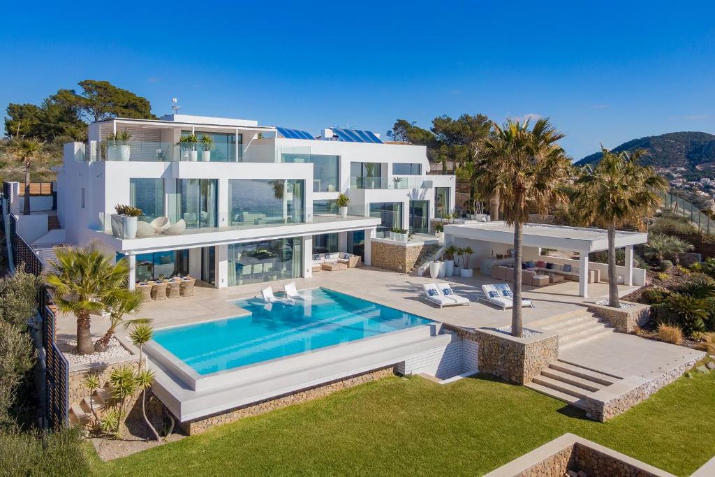 安德拉特斯Blue Sky Mallorca Luxury Villa的享有带游泳池的房屋的空中景致