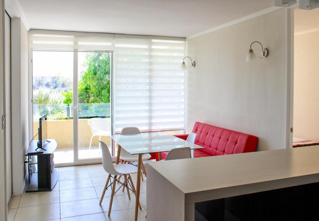 阿里卡Condominio Vista Azapa Piso 2 Dto 24的客厅配有红色的沙发和桌子
