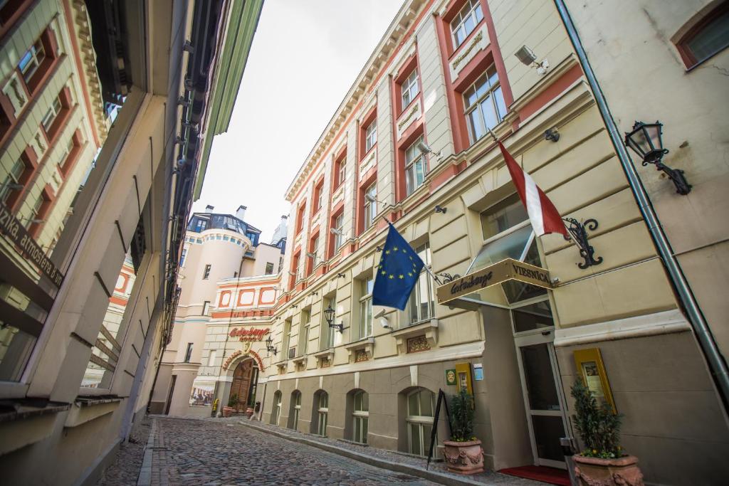 里加古腾堡酒店的楼边有旗帜的小巷
