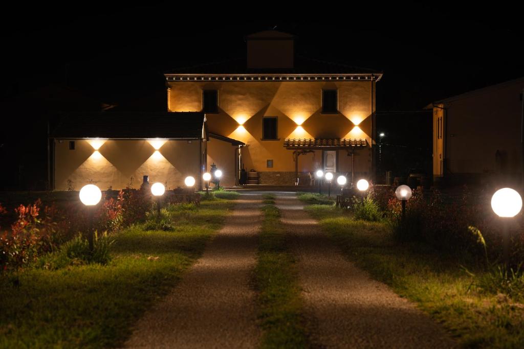 科尔托纳Casale Il Terranova的通往夜间房屋的路灯