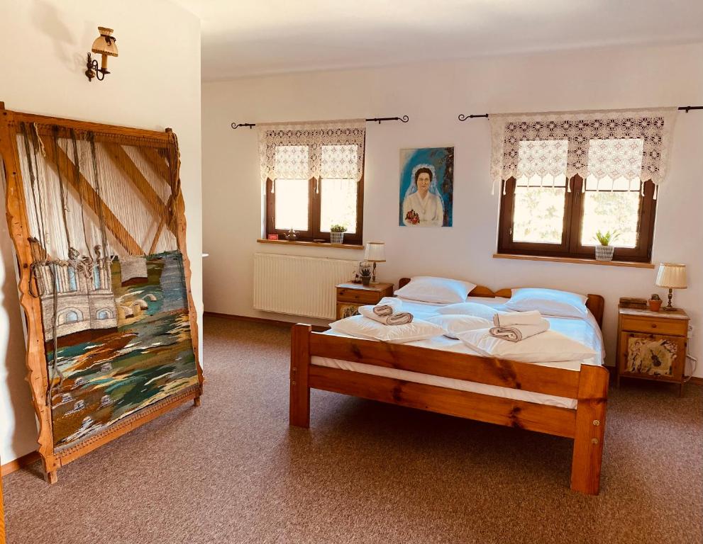 克罗斯诺Restauracja Pensjonat Buda的一间卧室配有一张带白色床单的大床