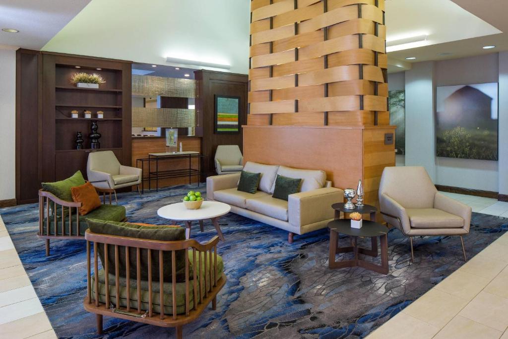 奥兰多奥兰多湖布埃纳文图拉万豪费尔菲尔德套房酒店的一个带沙发和椅子的酒店大堂