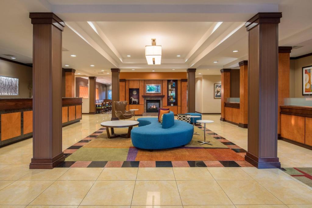 波特兰北波特兰万豪费尔菲尔德套房酒店的大厅,房间中间有一个蓝色的沙发