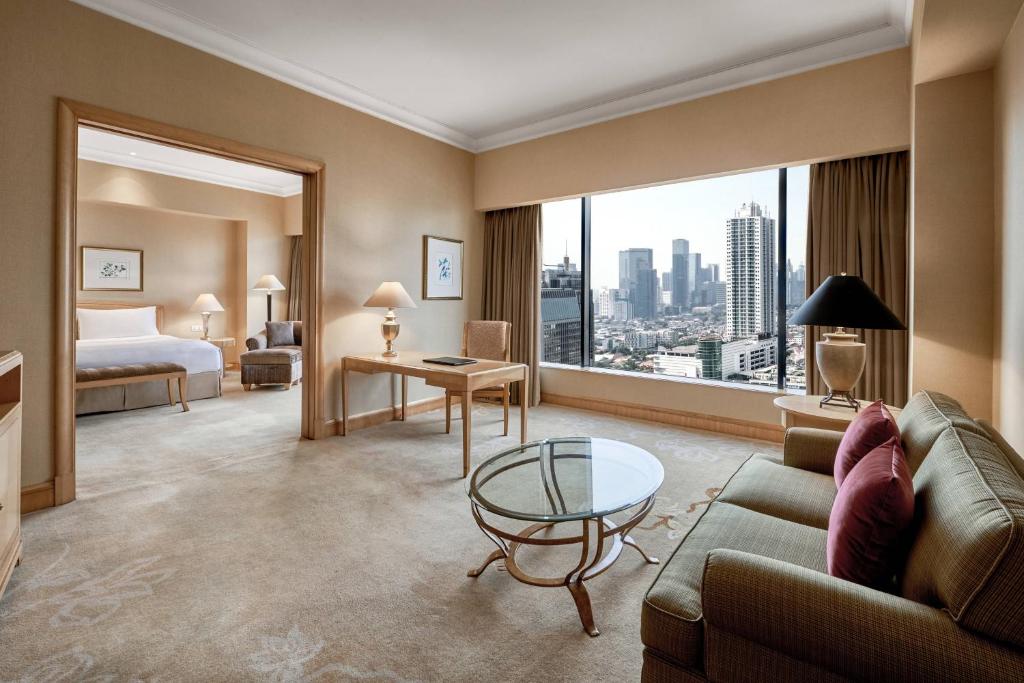雅加达雅加达JW万豪酒店的酒店客房设有沙发、床和窗户。