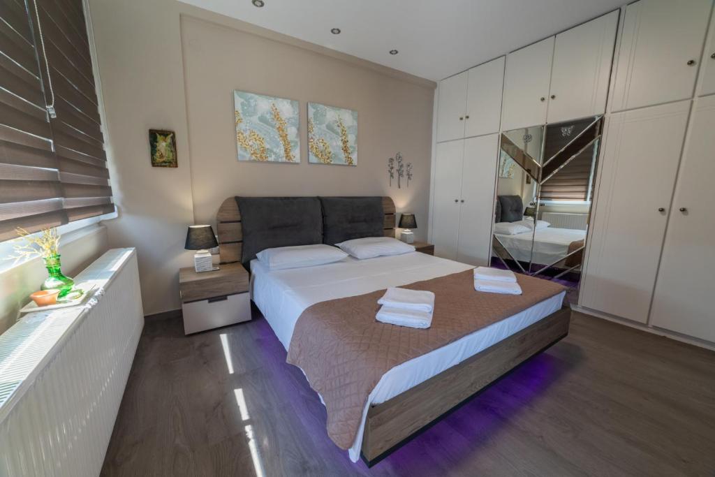 沃洛斯Seaside Serenity的一间卧室配有一张大床和两条毛巾
