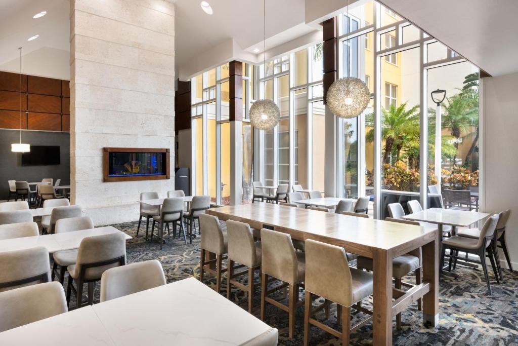 代托纳海滩万豪居家酒店代托纳比奇赛道/机场店的用餐室设有桌椅和窗户。