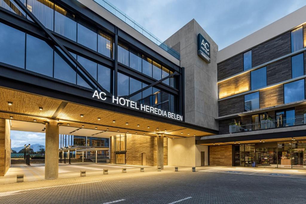 圣何塞AC Hotel San Jose Airport Belen的一座建筑,上面有一间空调酒店