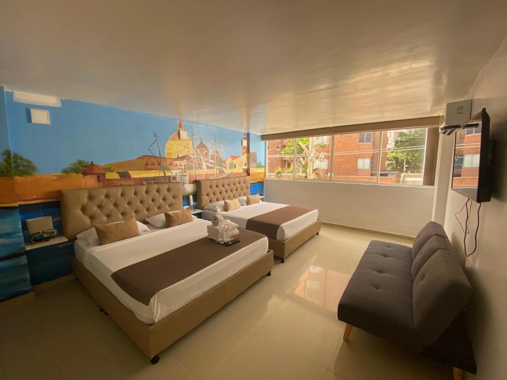 卡塔赫纳Hotel Hernández CTG的一间带两张床和一张沙发的大卧室