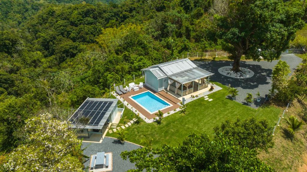 阿尼亚斯科Bello Amanecer Guest House with Private Pool的享有带游泳池和日光浴室的度假屋的顶部景致
