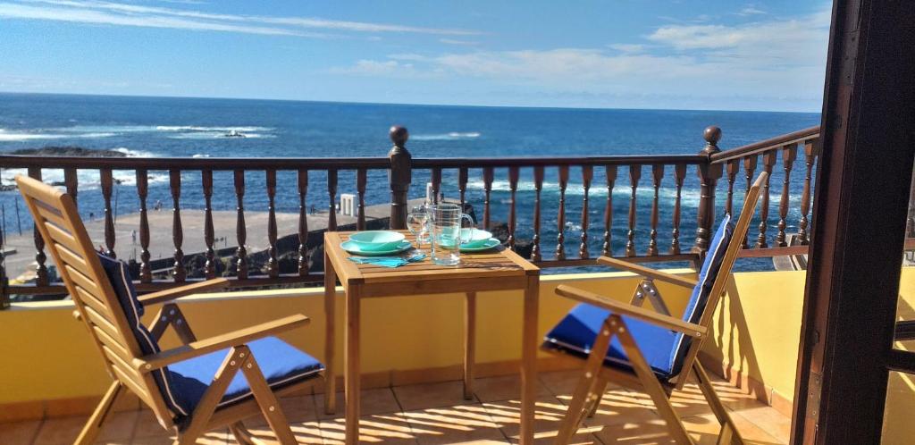 加拉奇科Marjul的海景阳台上的桌椅