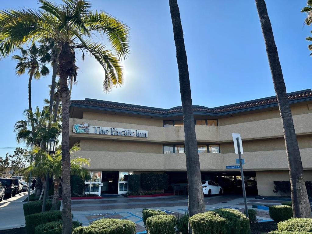 海豹滩太平洋旅馆的前面有棕榈树的酒店