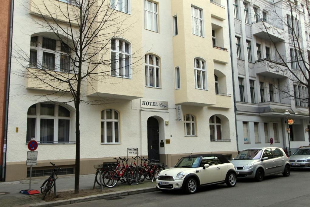 柏林艾雷佳库福尔斯特丹酒店的停在大楼前的白色汽车