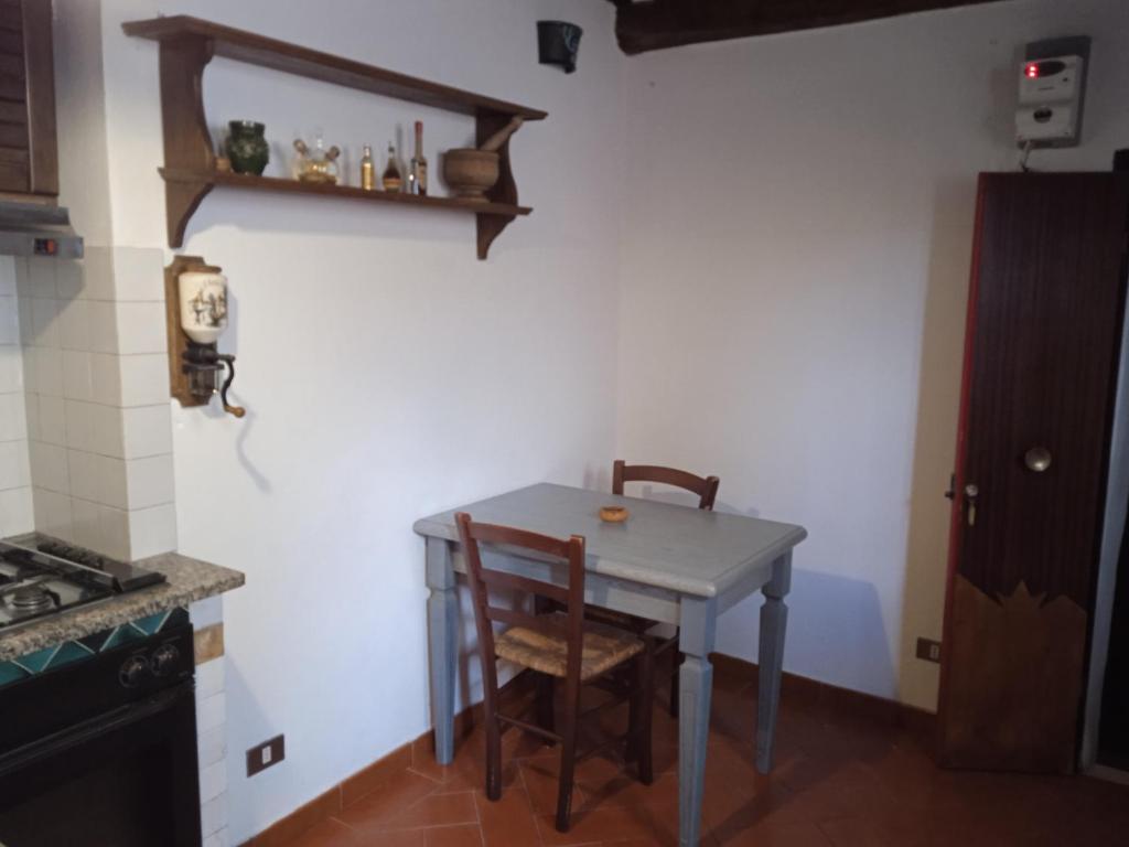 皮蒂利亚诺La casa di Daisy的一个带桌子和两把椅子的小厨房
