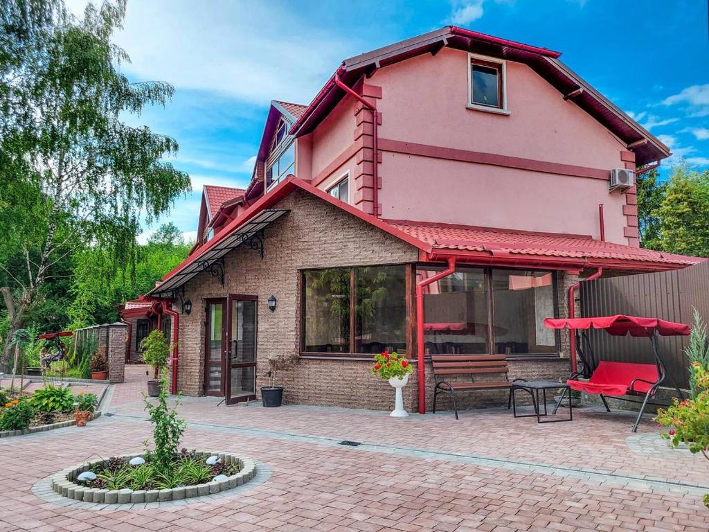 特鲁斯卡韦茨Glory的砖砌庭院上带长凳的粉红色房子