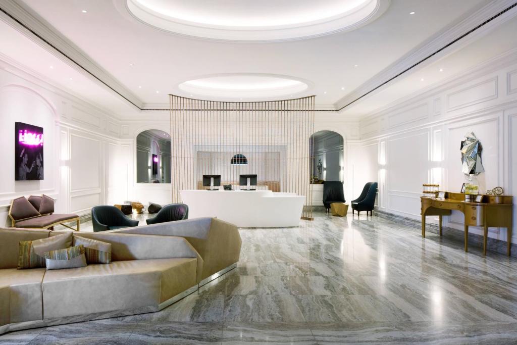 凤凰城坎比万豪豪华生活傲途格精选酒店的客厅配有沙发和桌子