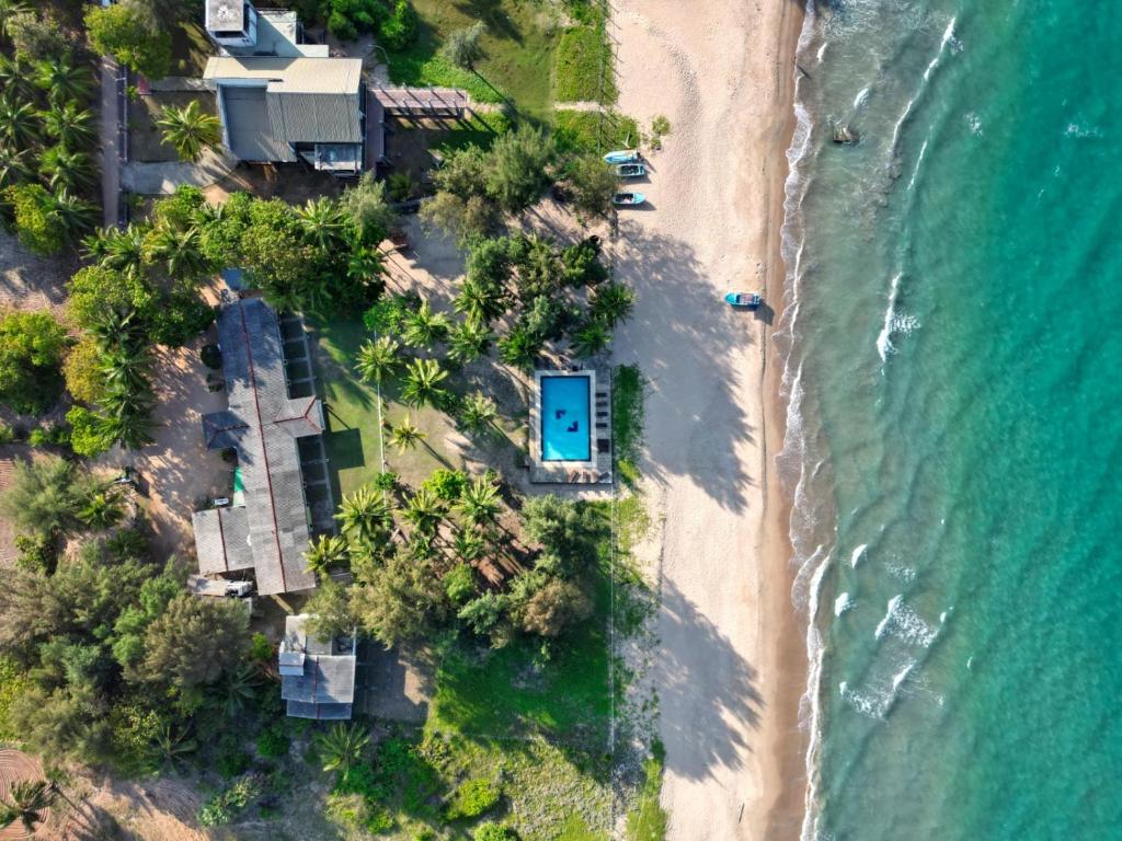 亭可马里Hotel Coral Bay的享有海滩上方的房屋和大海美景
