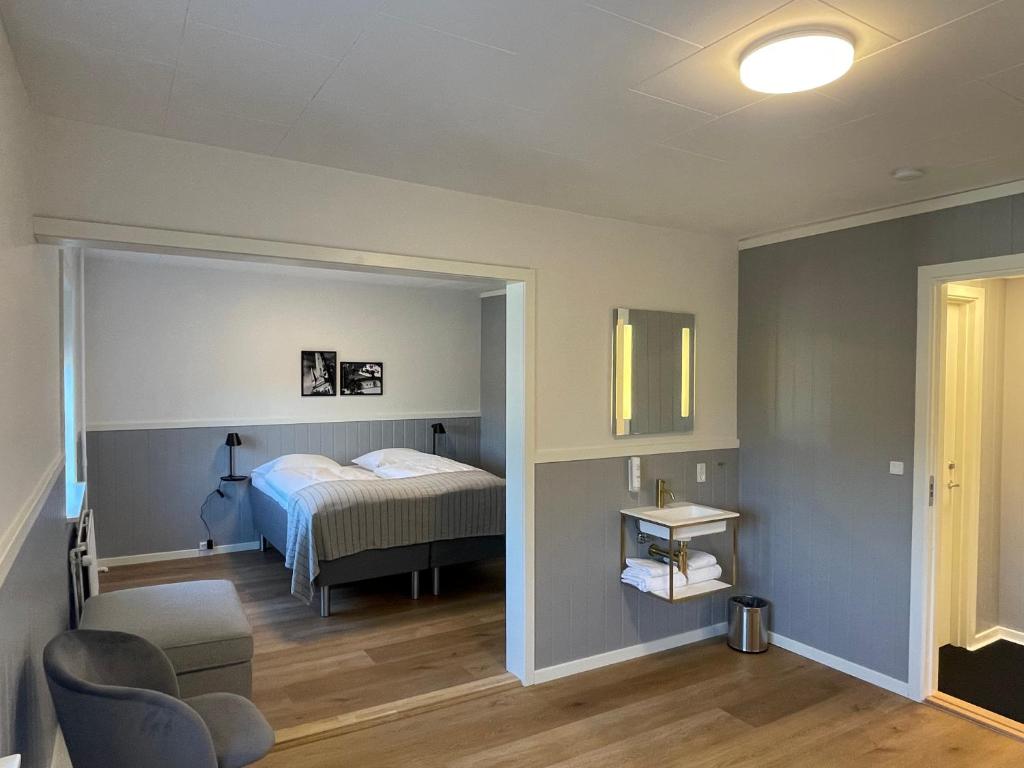 腓特烈港Annex的一间卧室,卧室内配有一张床和一把椅子