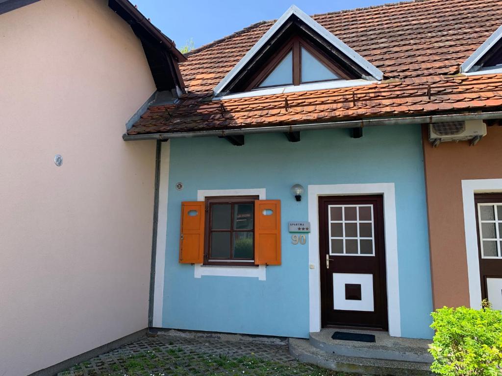 卡特兹奥布萨维Lotty的蓝色和白色的房子,有橙色的门