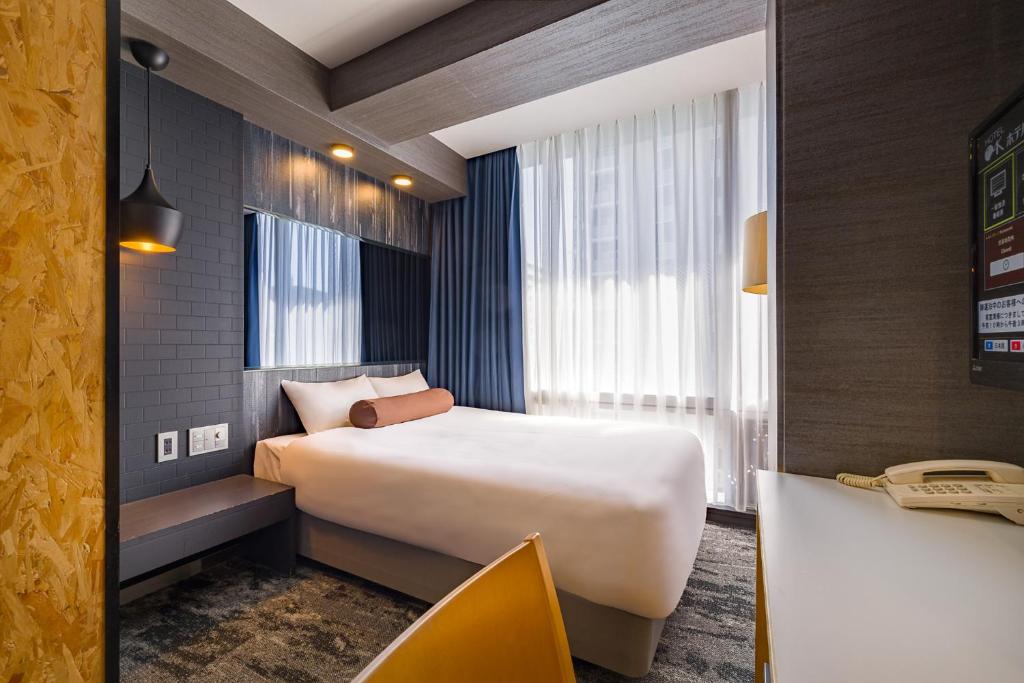 静冈橡树静冈酒店的配有一张床和一张书桌的酒店客房