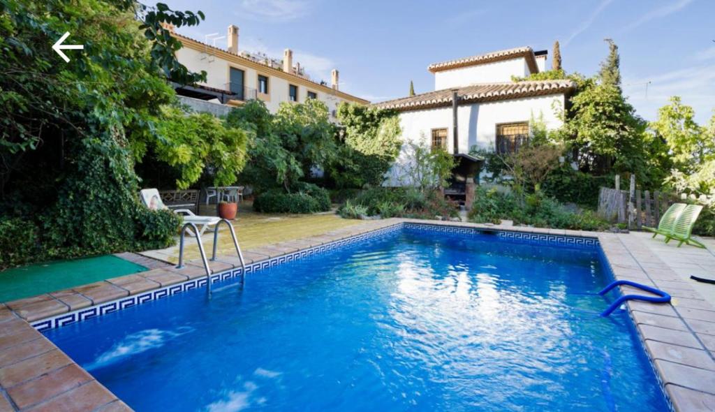 莫纳奇尔La Posada del Gato的房屋前的游泳池