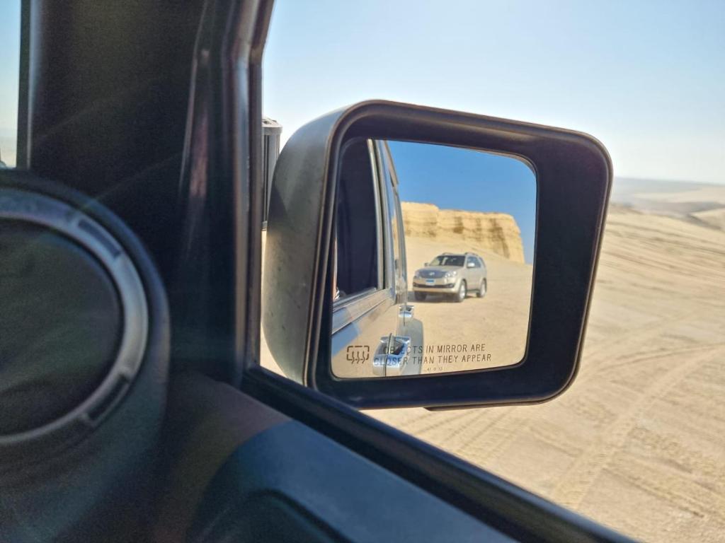 ‘Izbat Būrīsh al GharbīyāhSamuel Dunes的沙漠中汽车的侧视镜