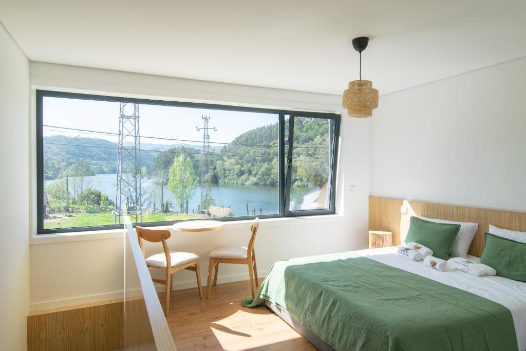 派瓦堡Costa D'Ouro的一间卧室设有一张床和一个大窗户
