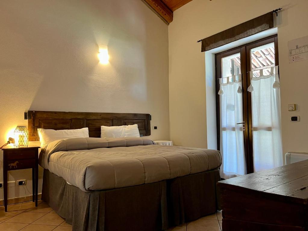 阿斯蒂拉卡希纳德尔卡斯特罗农乐的一间卧室设有一张大床和一个窗户。