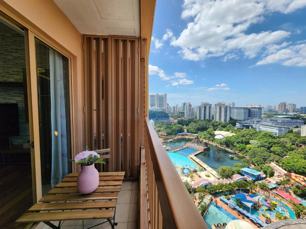 八打灵再也Lagoon View With Balcony 1-5pax Sunway Resort Netflix的阳台,花瓶和游泳池