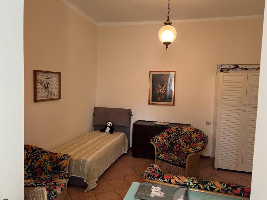 佩萨罗B&B I TRE GATTI的客厅配有床和椅子