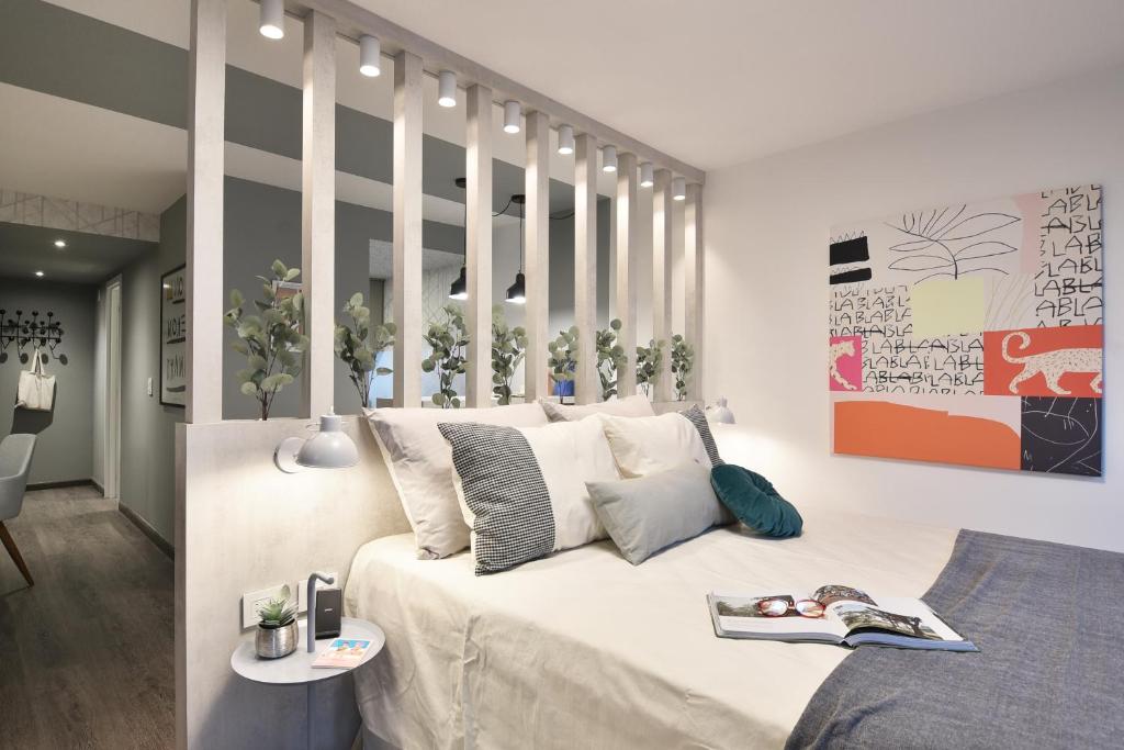 蒙得维的亚Exclusivo apartamento en Punta Carretas con Garaje的一间房间,配有一张白色的大床