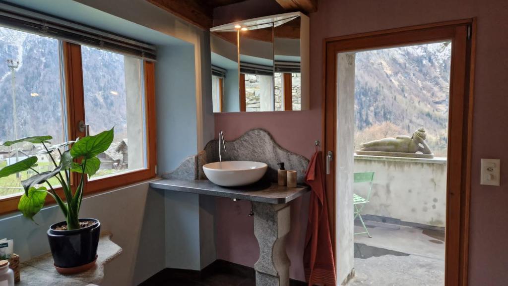 Casa Viola的一间带水槽和大窗户的浴室
