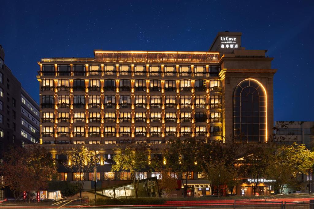 杭州杭州西湖米兰逸扉酒店(步行10分钟至西湖)的一座晚上有灯的建筑