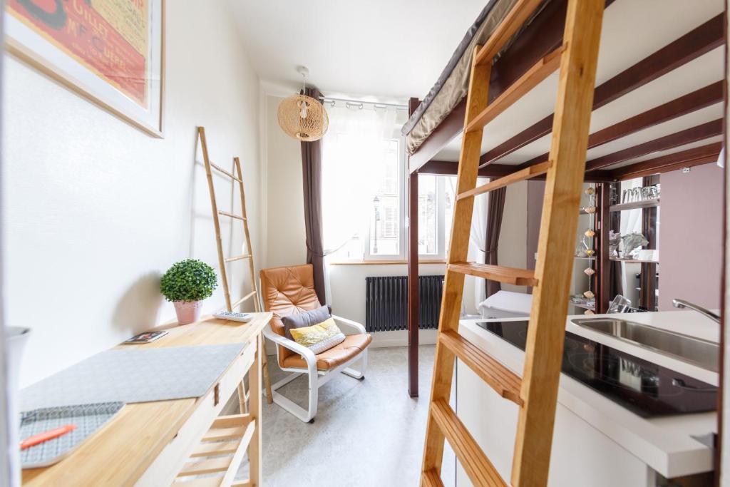 巴黎Sacré Petit Studio in the Coeur of Montmartre的小房间设有高架床和厨房