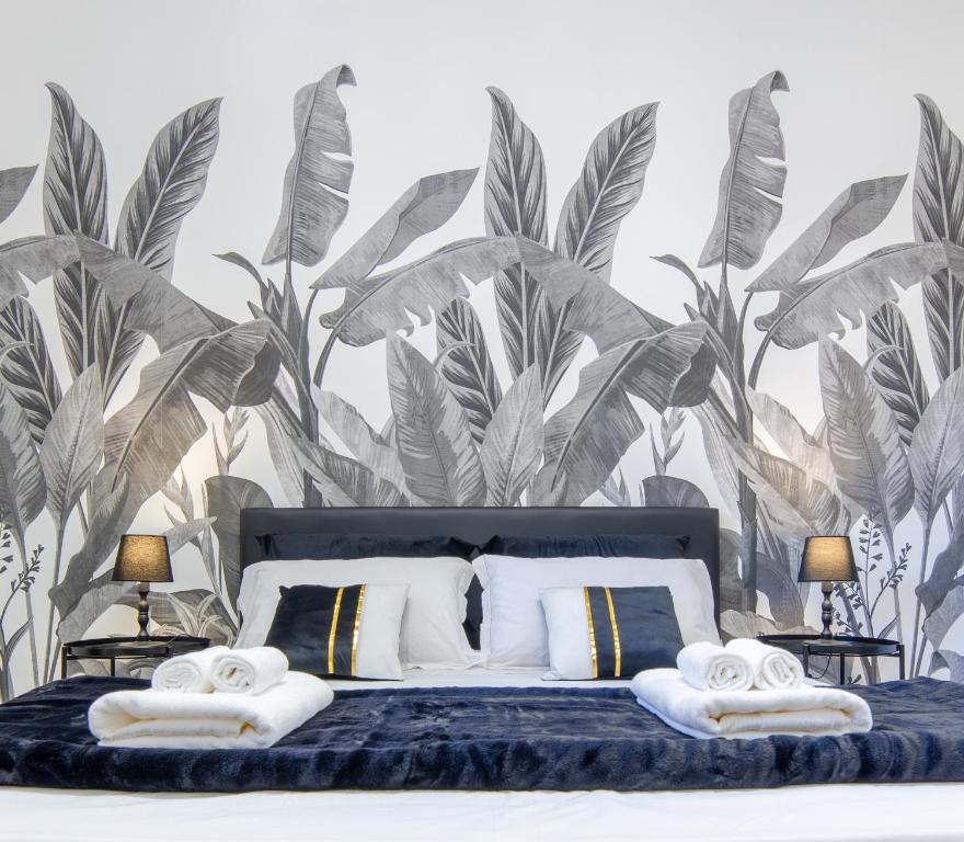 加利波利Tropical - Boutique Apartment的一间卧室配有一张带热带壁纸的床