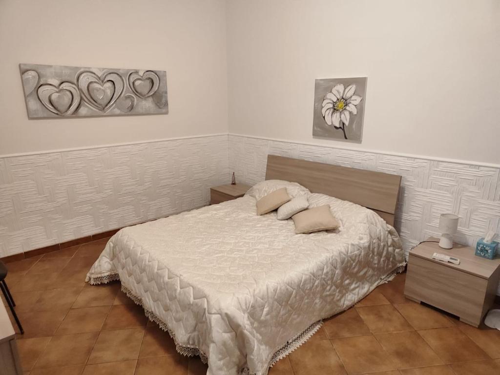 巴勒莫Casa Milù的一间卧室配有一张带两个枕头的床