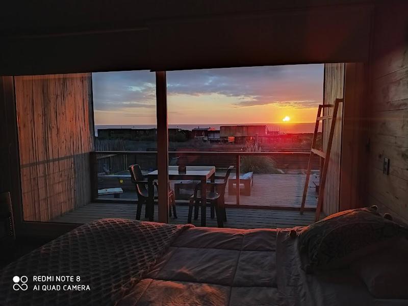 皮奇勒姆SaldeMar Playa Hermosa的一间卧室,享有带桌子的阳台的景色