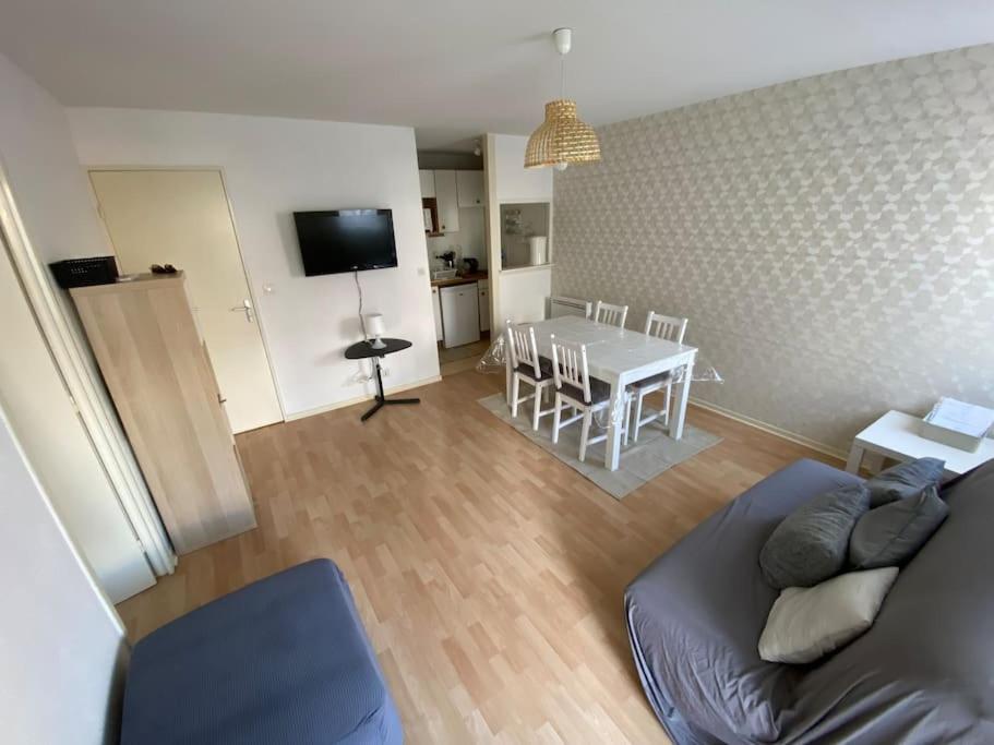 巴涅尔-德吕雄Appartement jusqu'à 4 personnes的客厅配有沙发和桌子