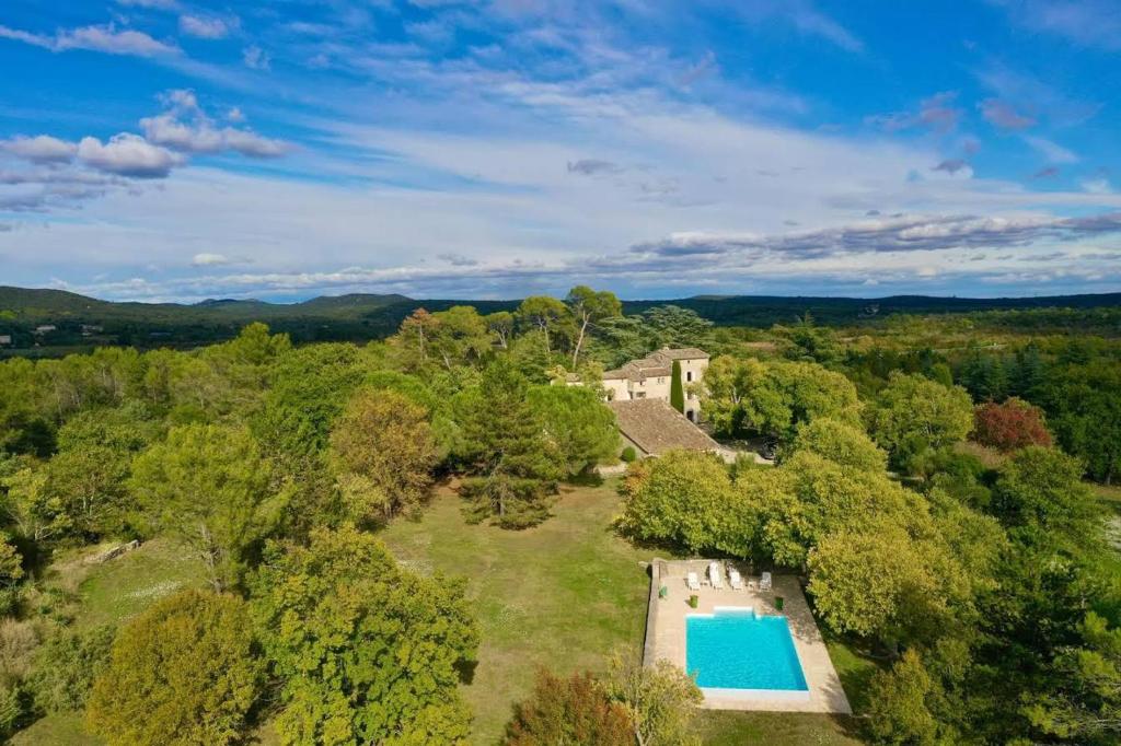 ConqueyracDomaine de Bonelli的享有带游泳池的庄园的空中景致