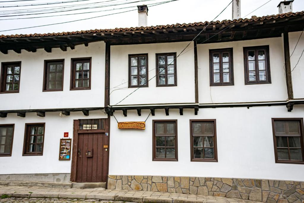 埃伦娜Razsukanova house , Разсукановата къща的一座带门窗的老房子