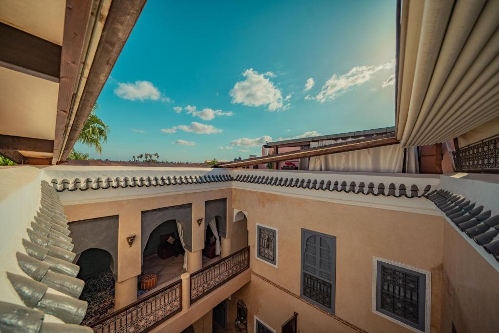 马拉喀什Riad Azawan的从大楼的阳台上可欣赏到风景