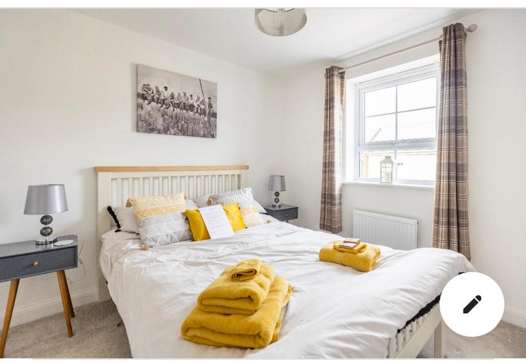 SilsdenCobbeydale room的一间卧室配有一张大床,床上配有黄色毛巾