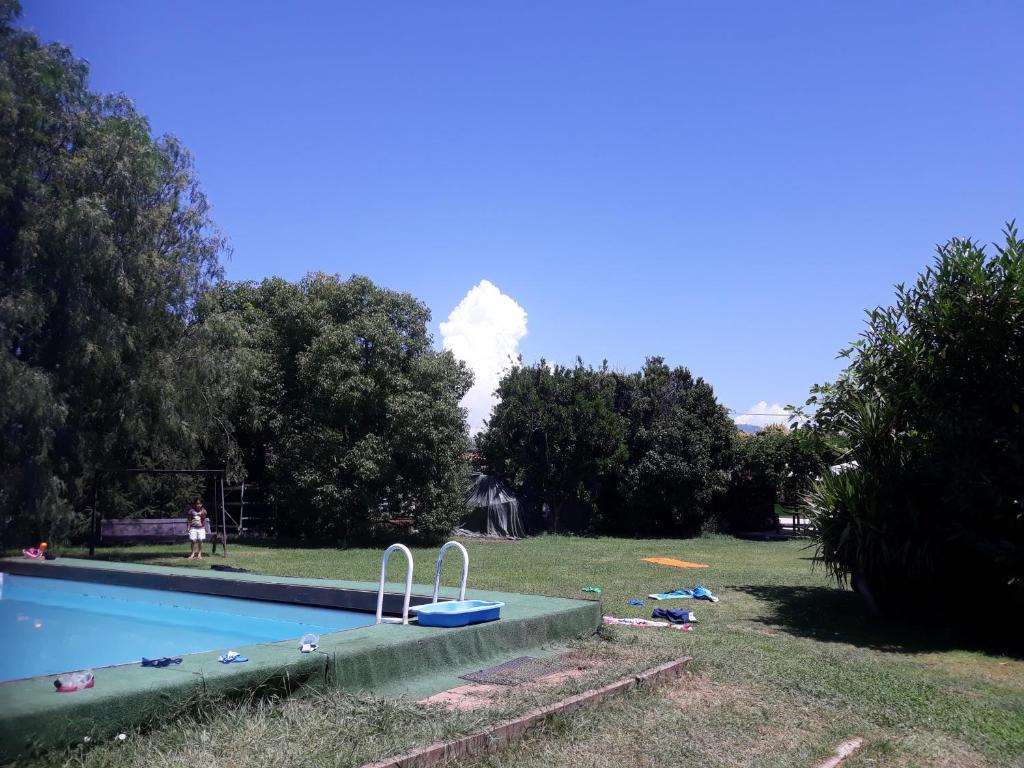 钱皮诺Bici Grill Decimo Miglio的一座带壁炉背景的游泳池