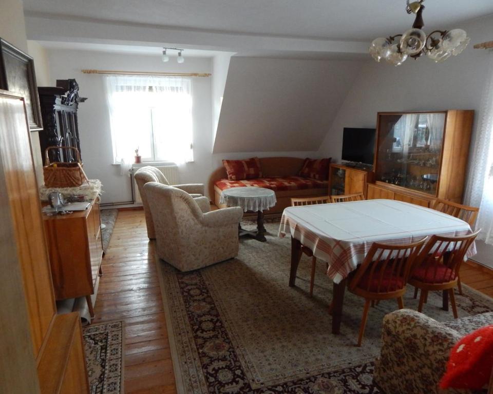 Talblick的客厅配有桌子和沙发
